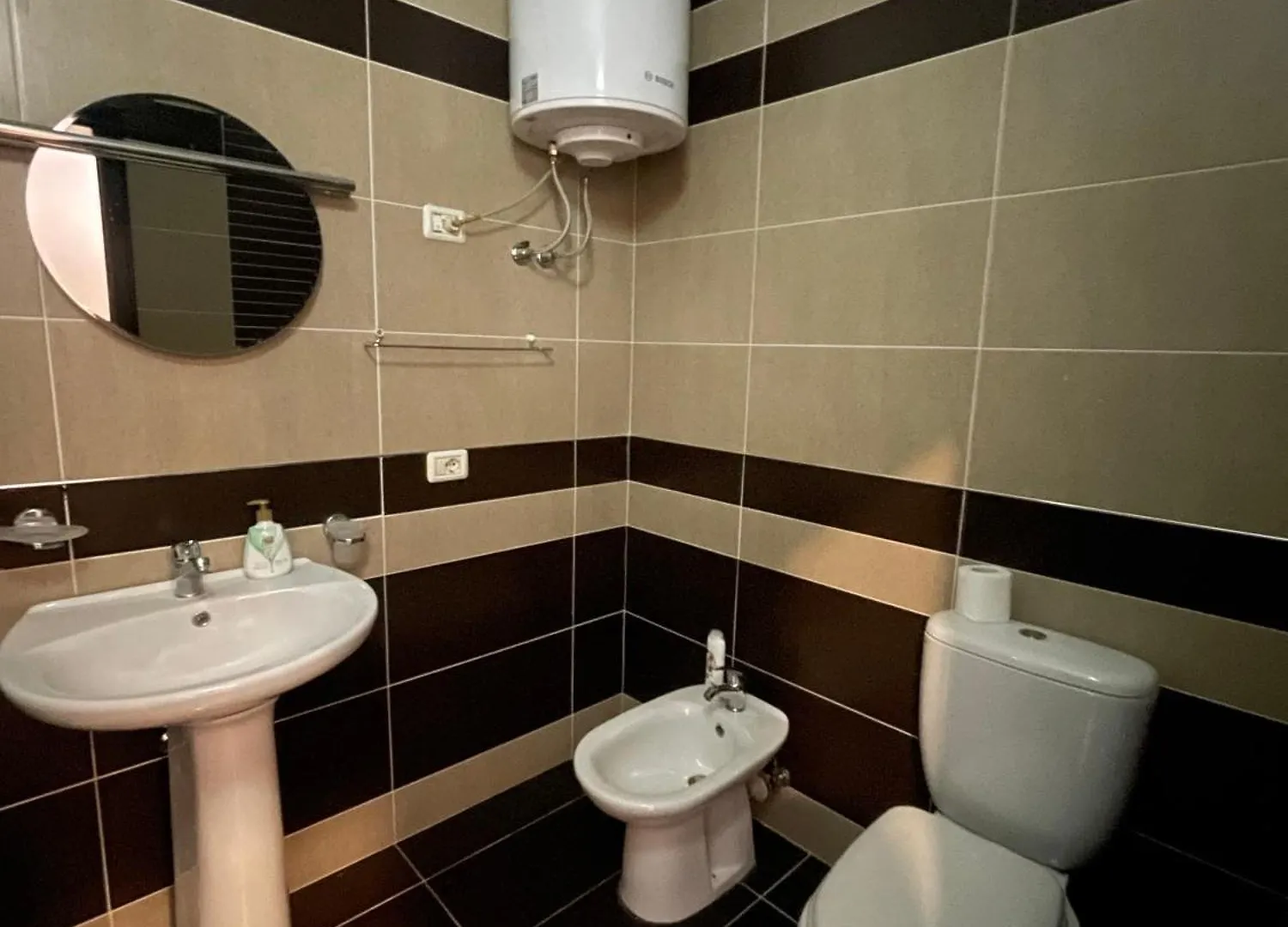 Roan Apartment شكودر 0*,